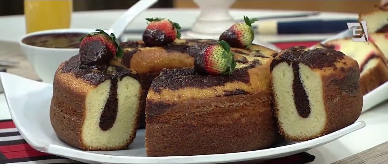 Bolo mármore com cobertura de chocolate