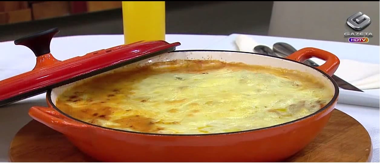 Carne desfiada à parmegiana