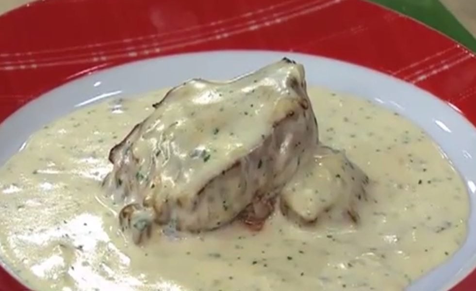 Filé mignon com molho aos três queijos