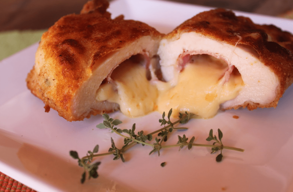 Frango recheado com presunto e queijo