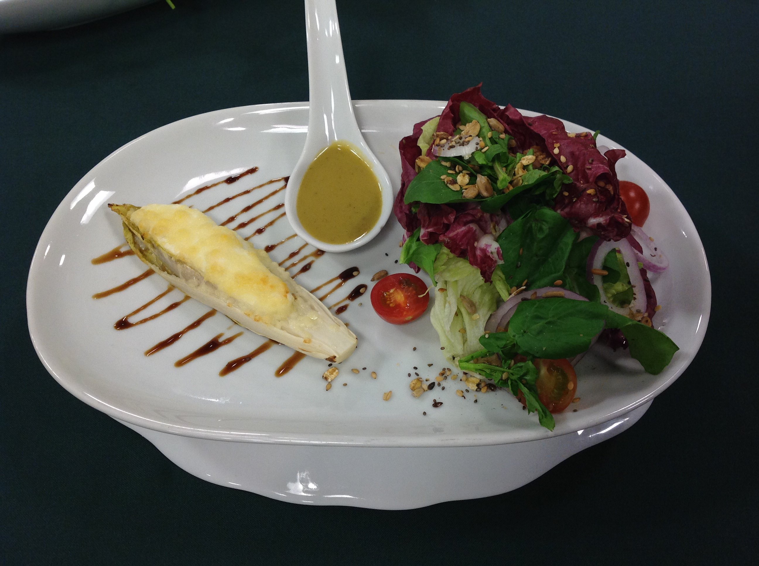 Salada morna de endívia gratinada