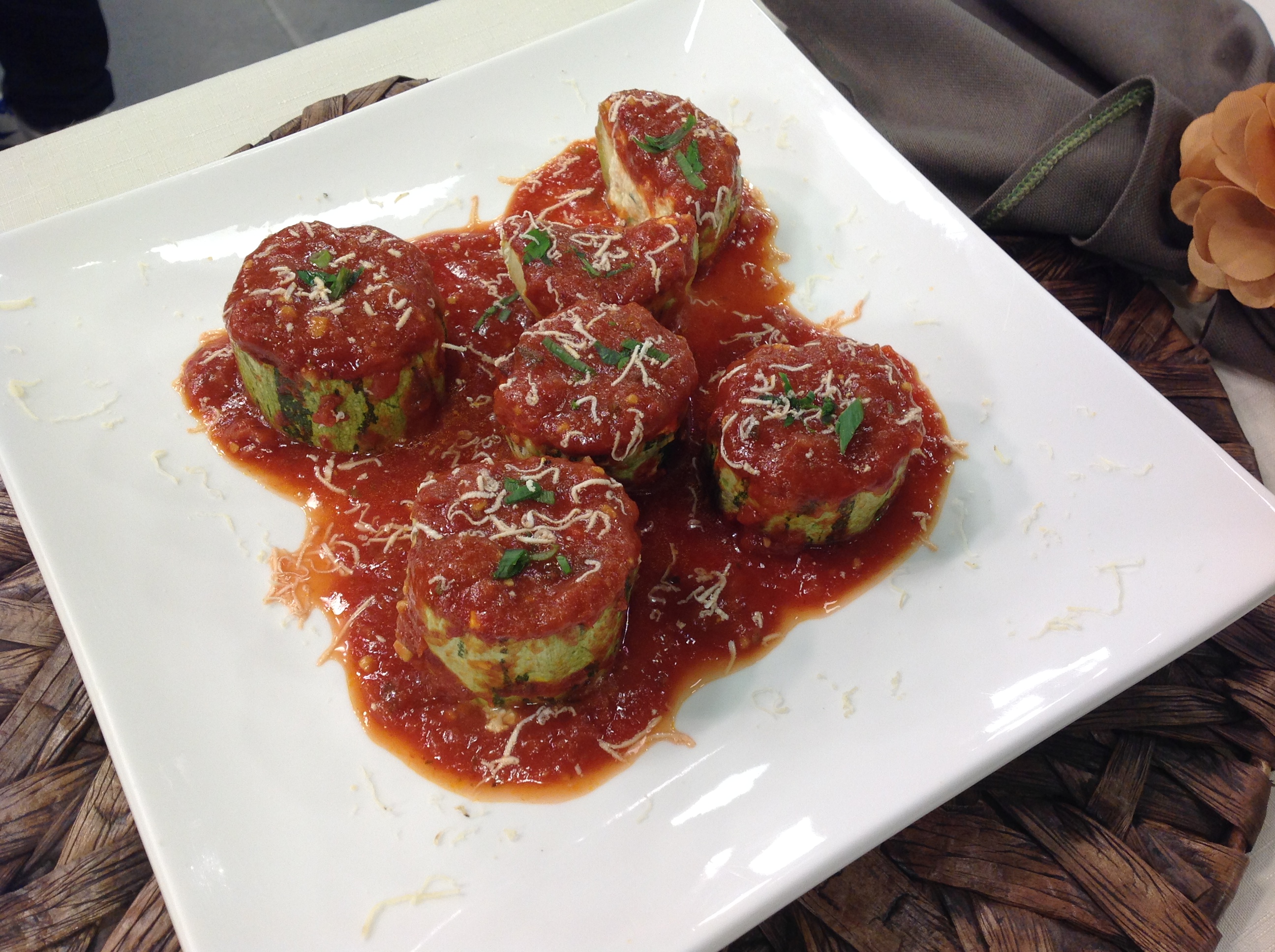 Abobrinha recheada com ricota defumada