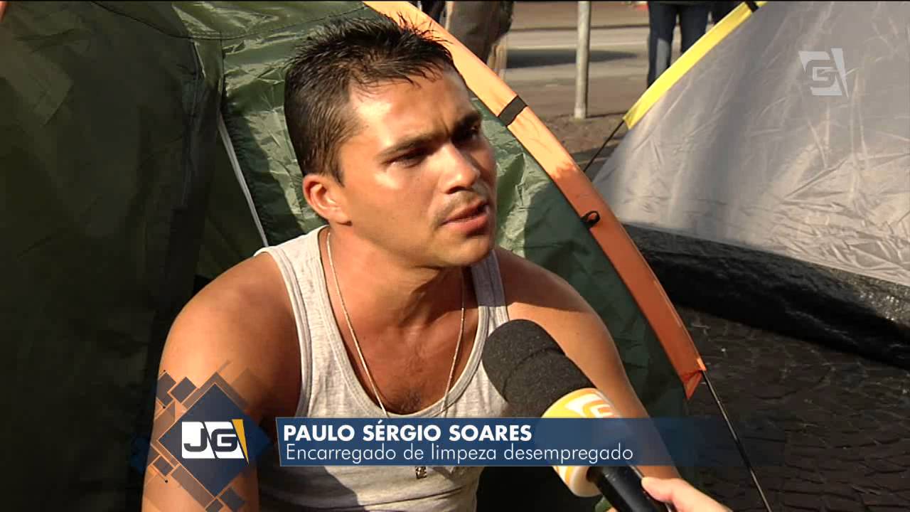 Sem-teto acampados há duas semanas diante da Prefeitura