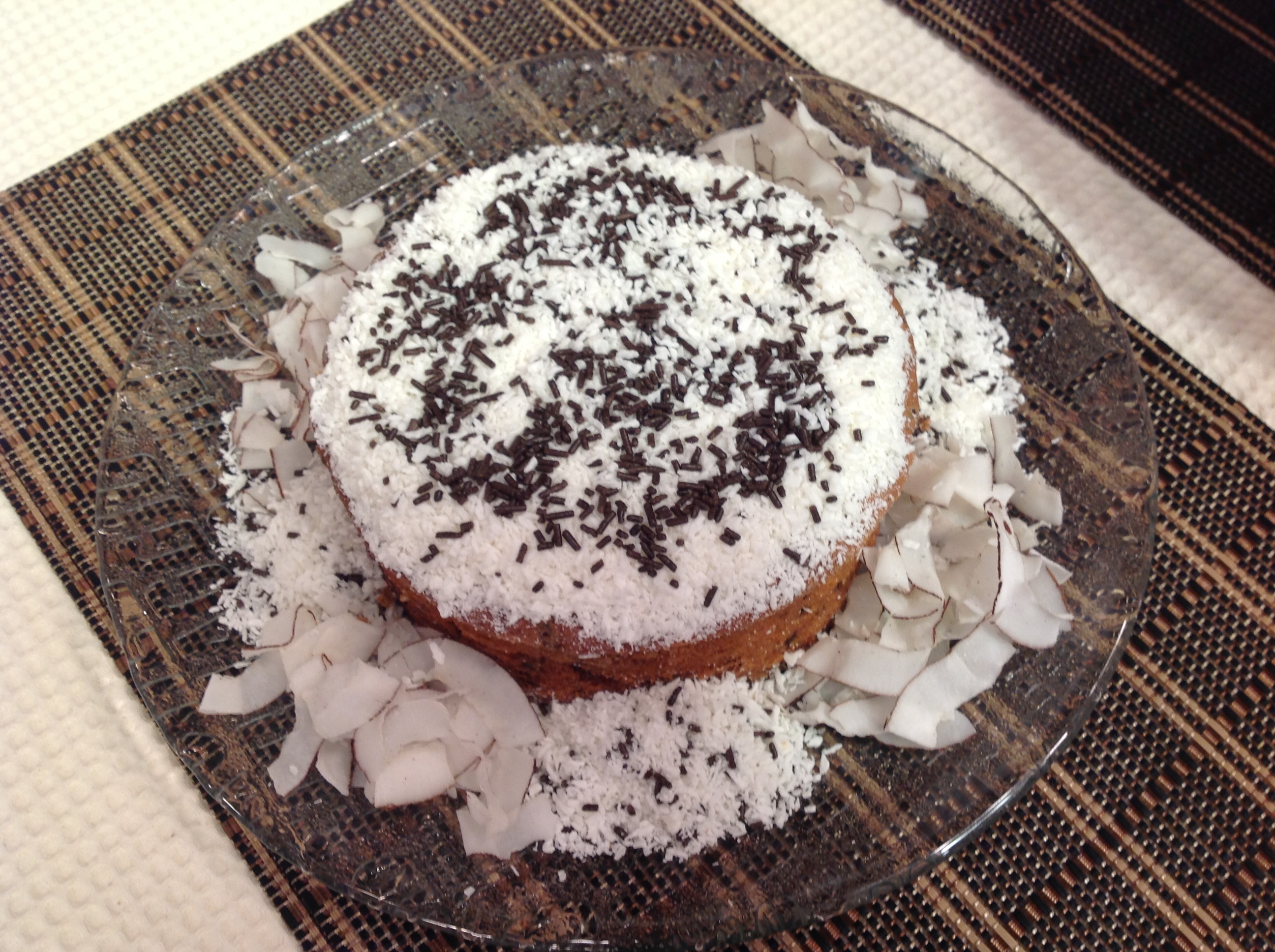 Bolo Formigueiro com cobertura de coco e chocolate granulado