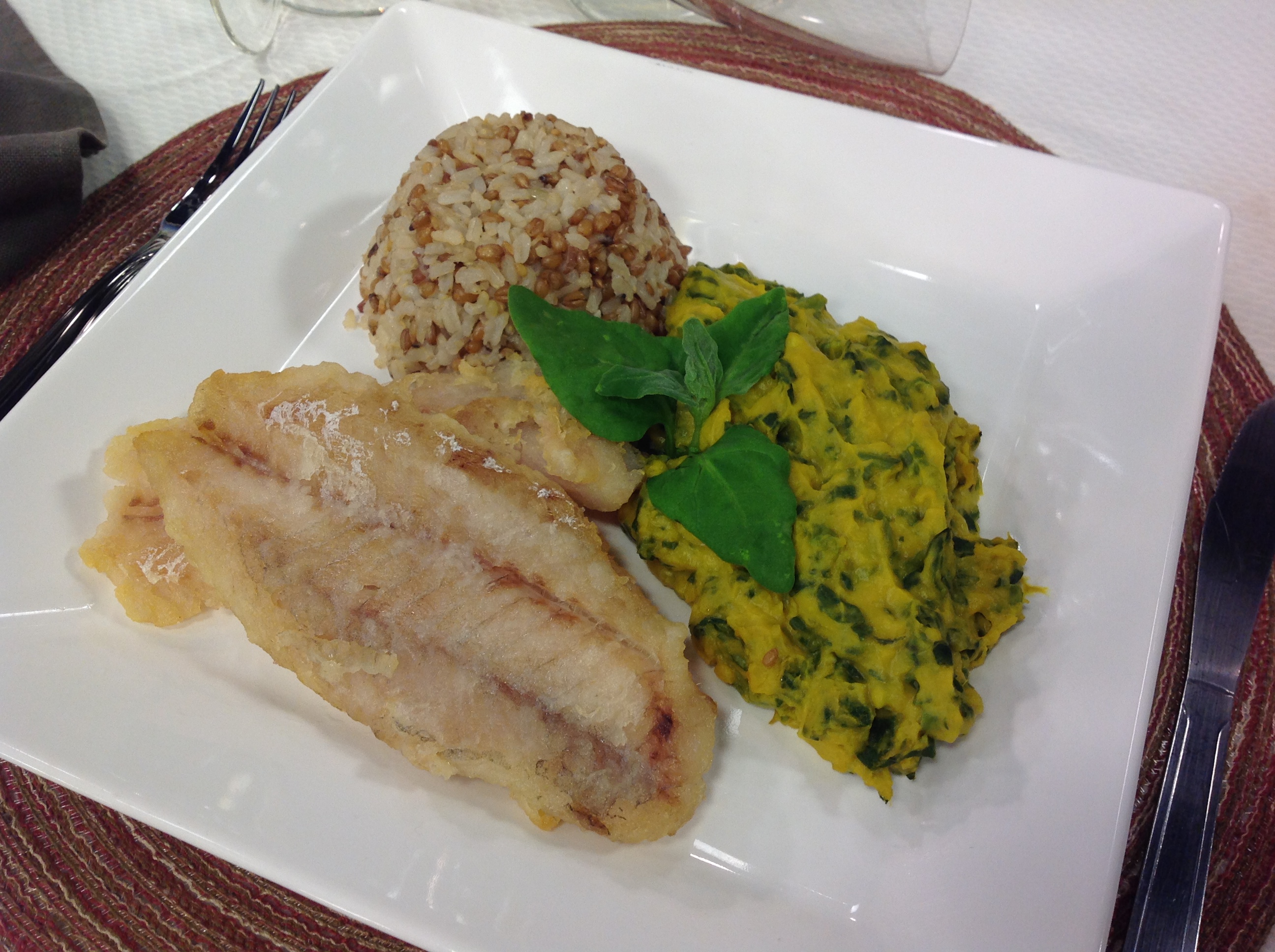 Filé de peixe com creme de abóbora e espinafre