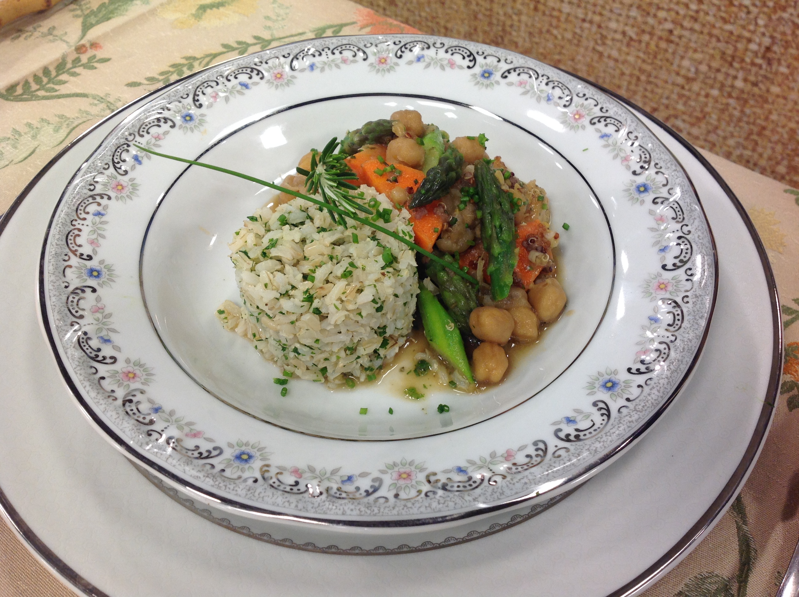 Grão de Bico com grãos, iscas de frango, aspargos e legumes