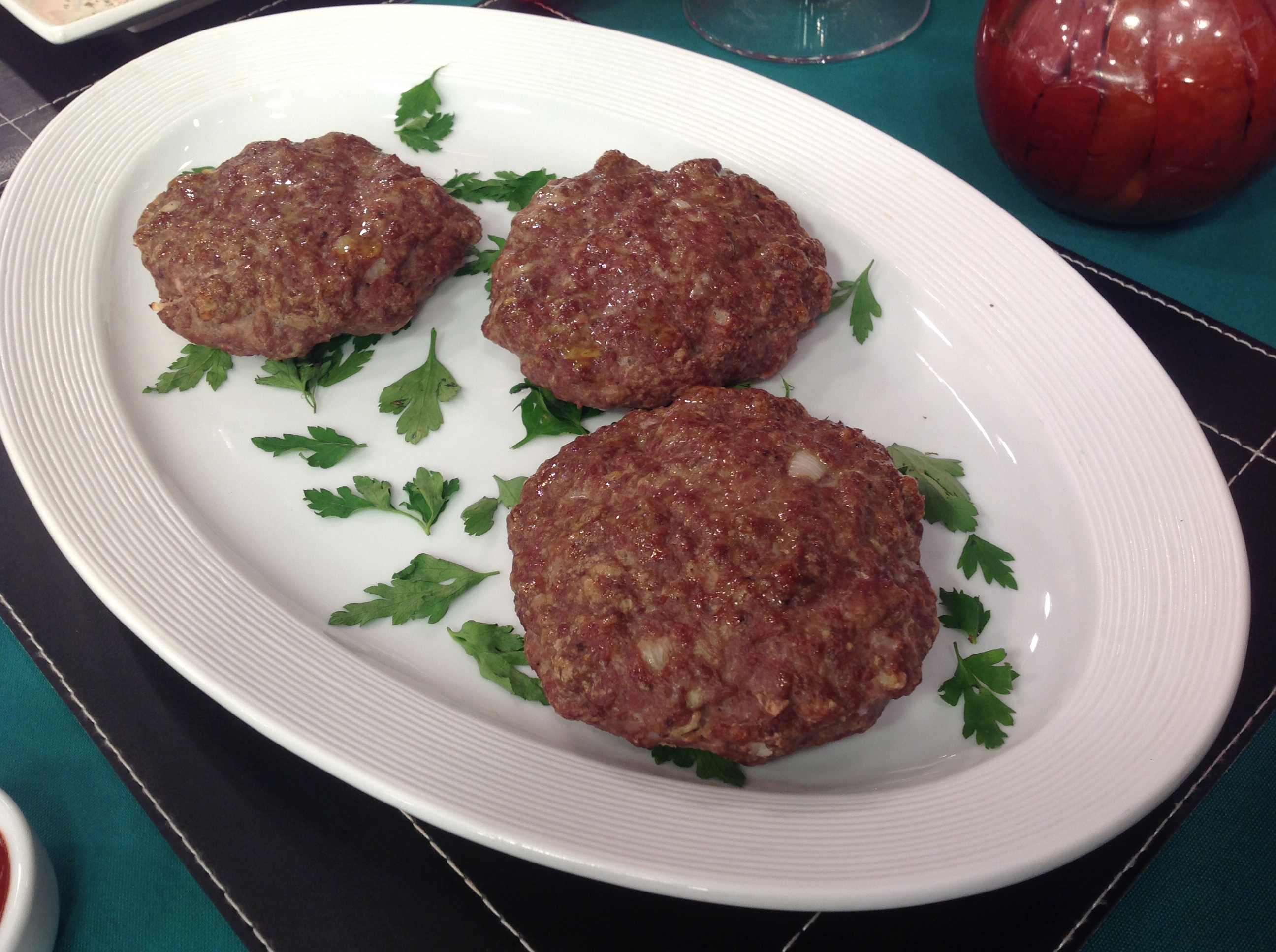 Hambúrguer recheado com queijo