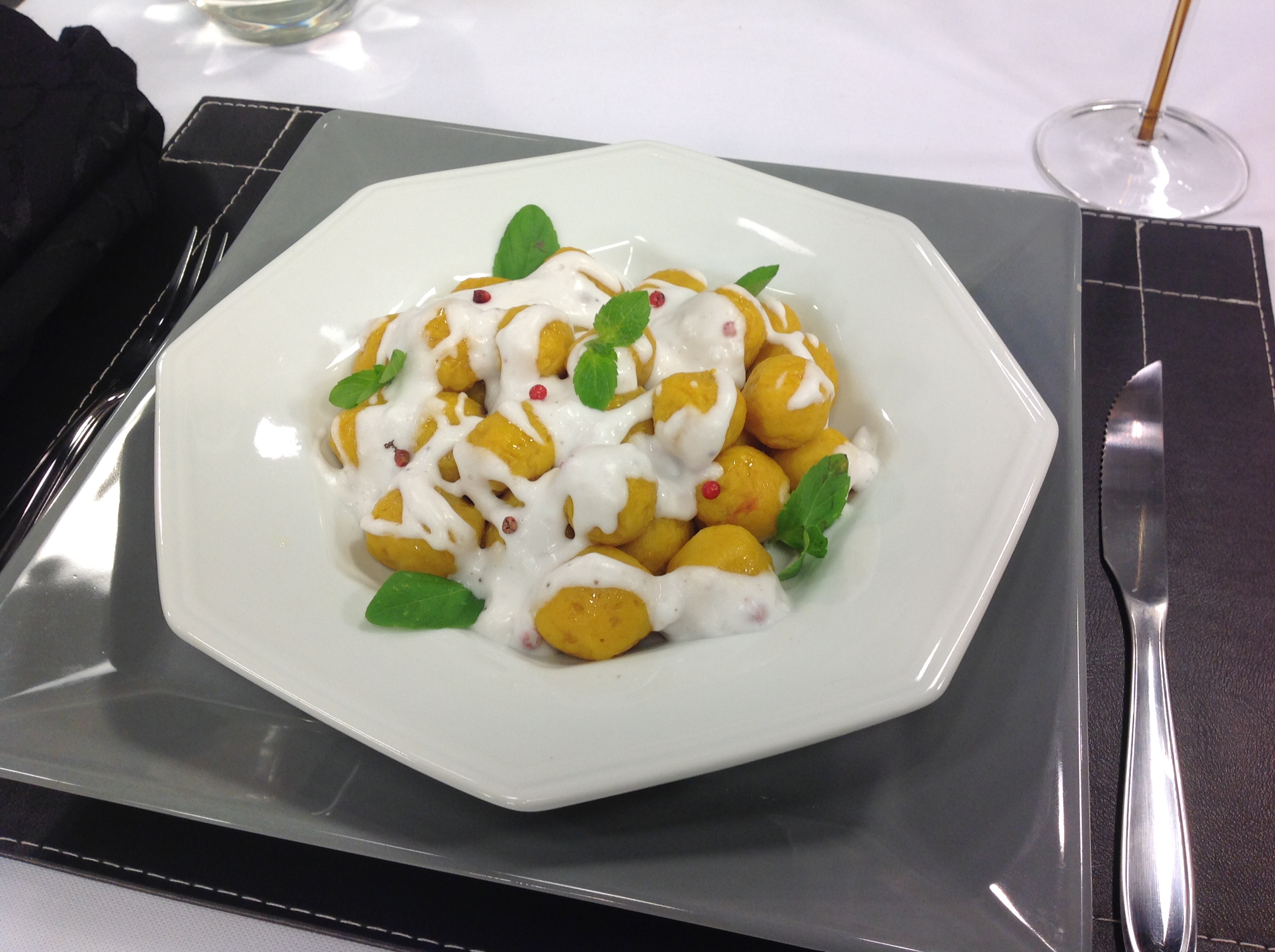 Nhoque de abóbora japonesa com Molho branco de coco