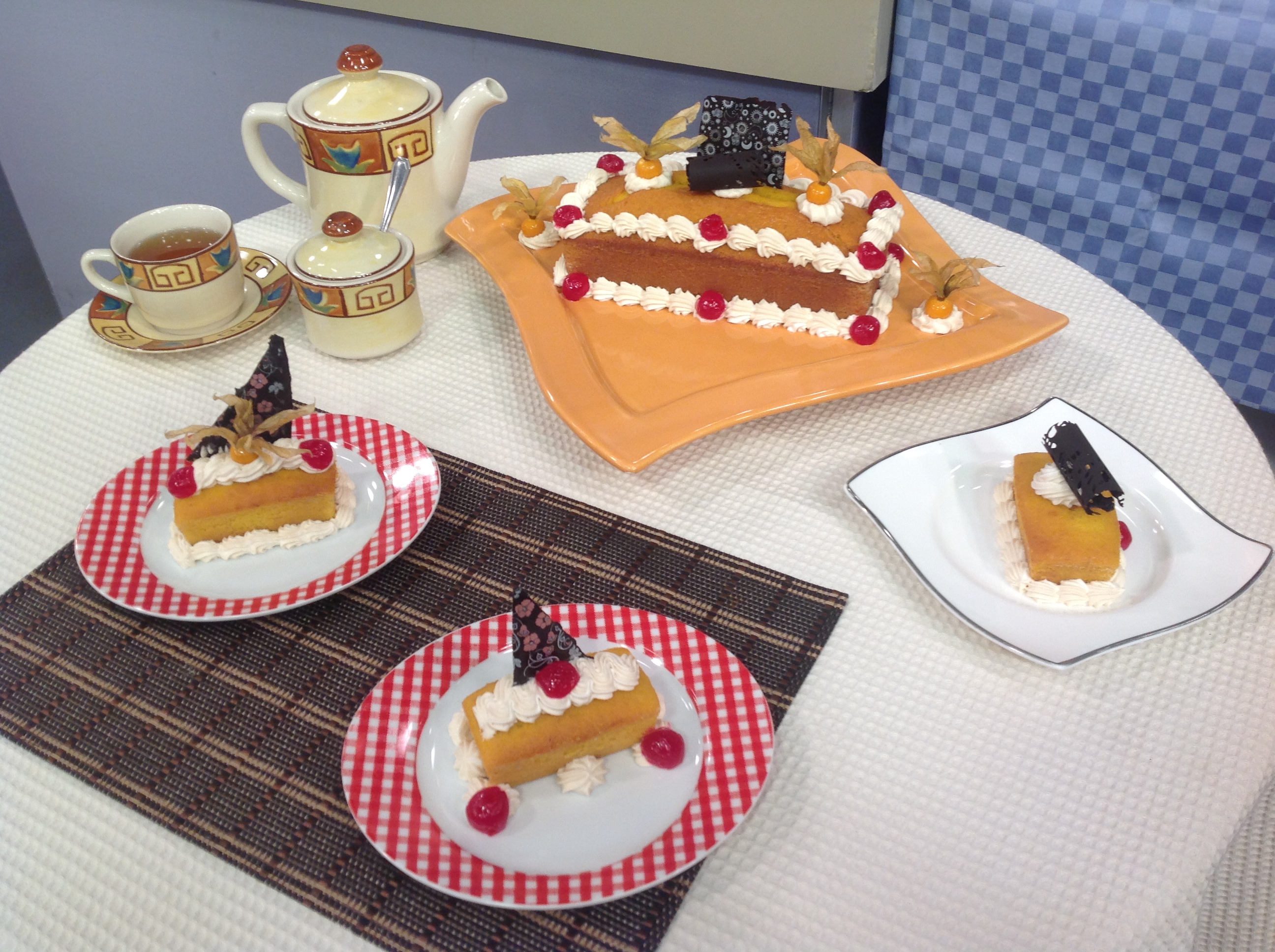 Bolo de iogurte com cobertura cremosa de doce de leite