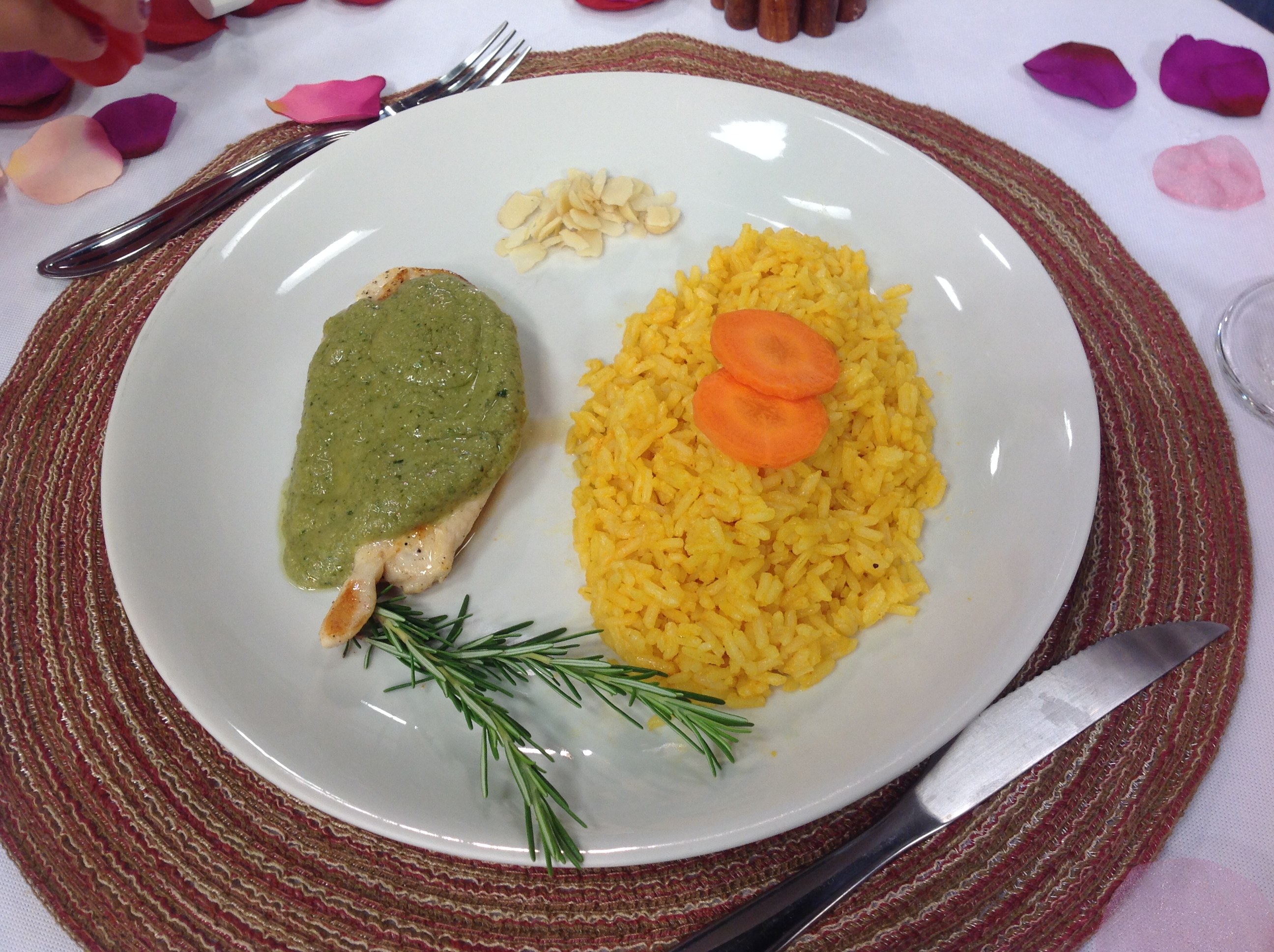 Frango ao pesto de alecrim com amêndoas