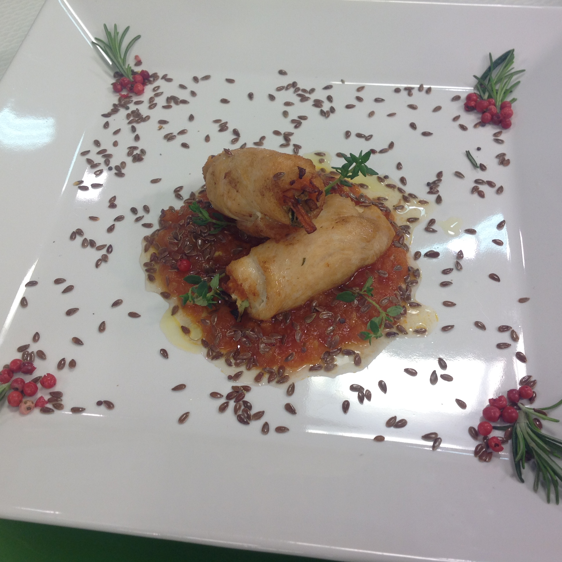 Bracholinha de frango recheada com abobrinha e pimenta rosa