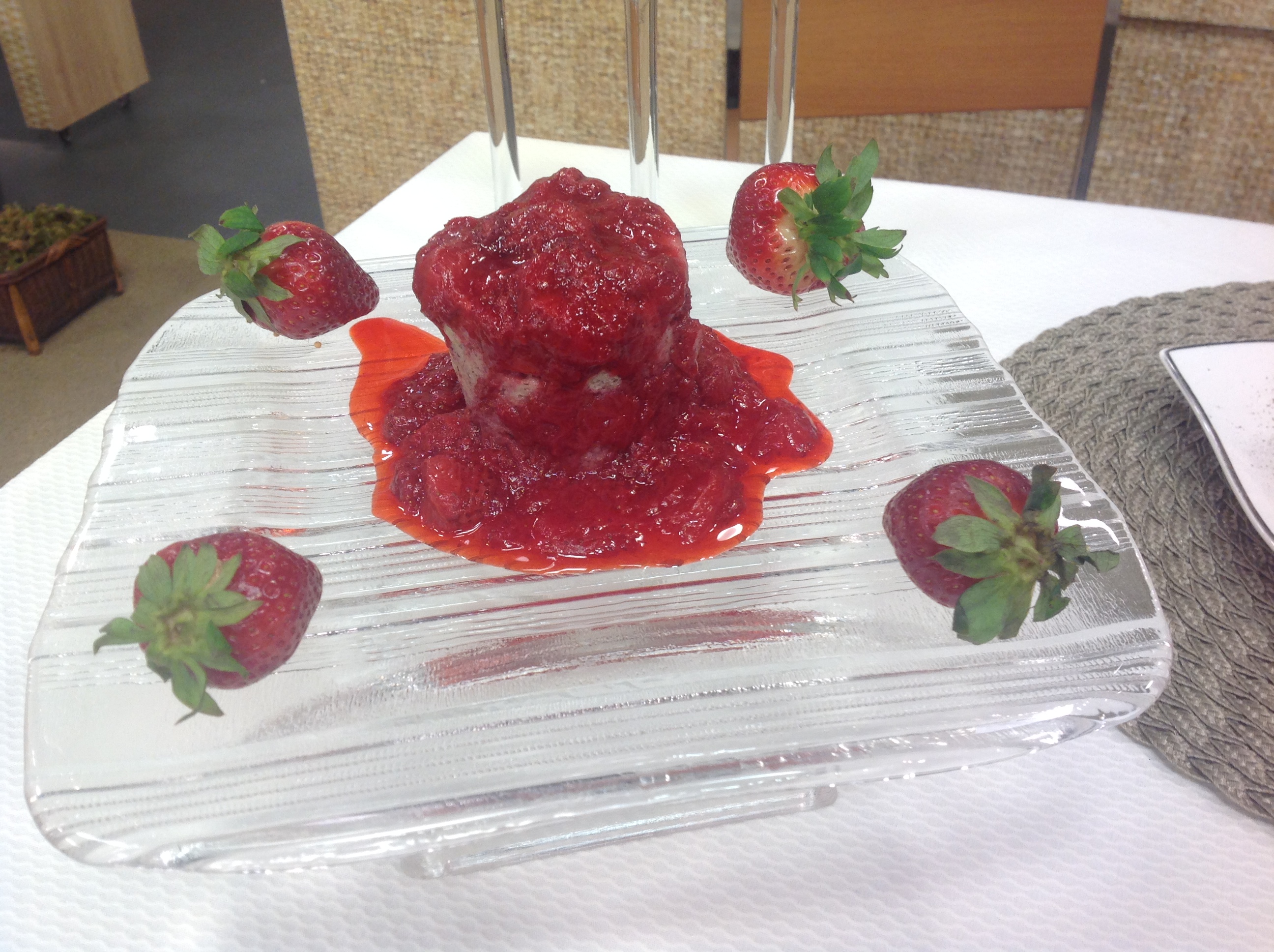 Bolinho de caneca com geleia de morango