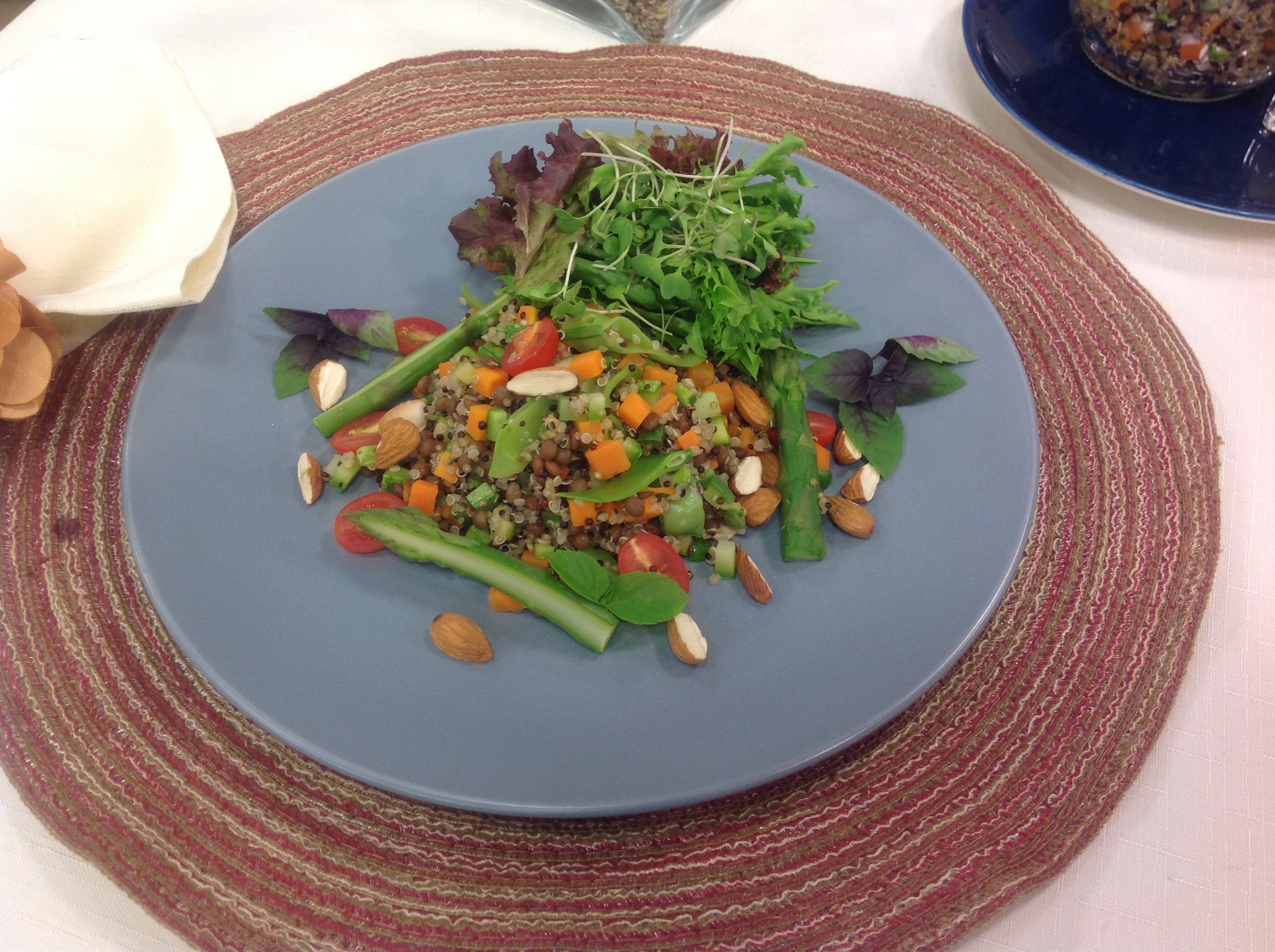 Couscous de Quinoa com Legumes e salada de folhas