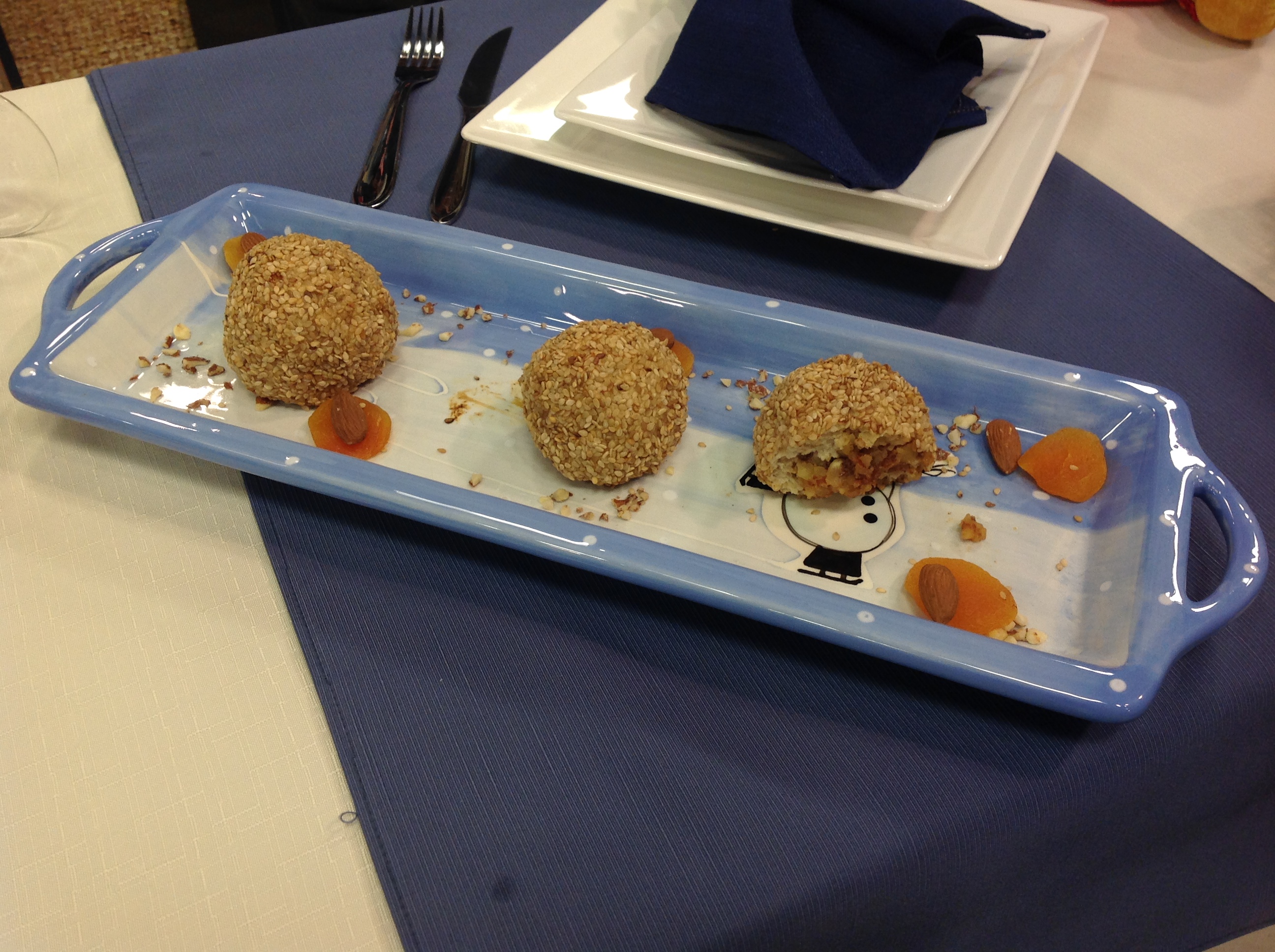 Bolinhos de Frango com recheio de damasco e ricota de amêndoas