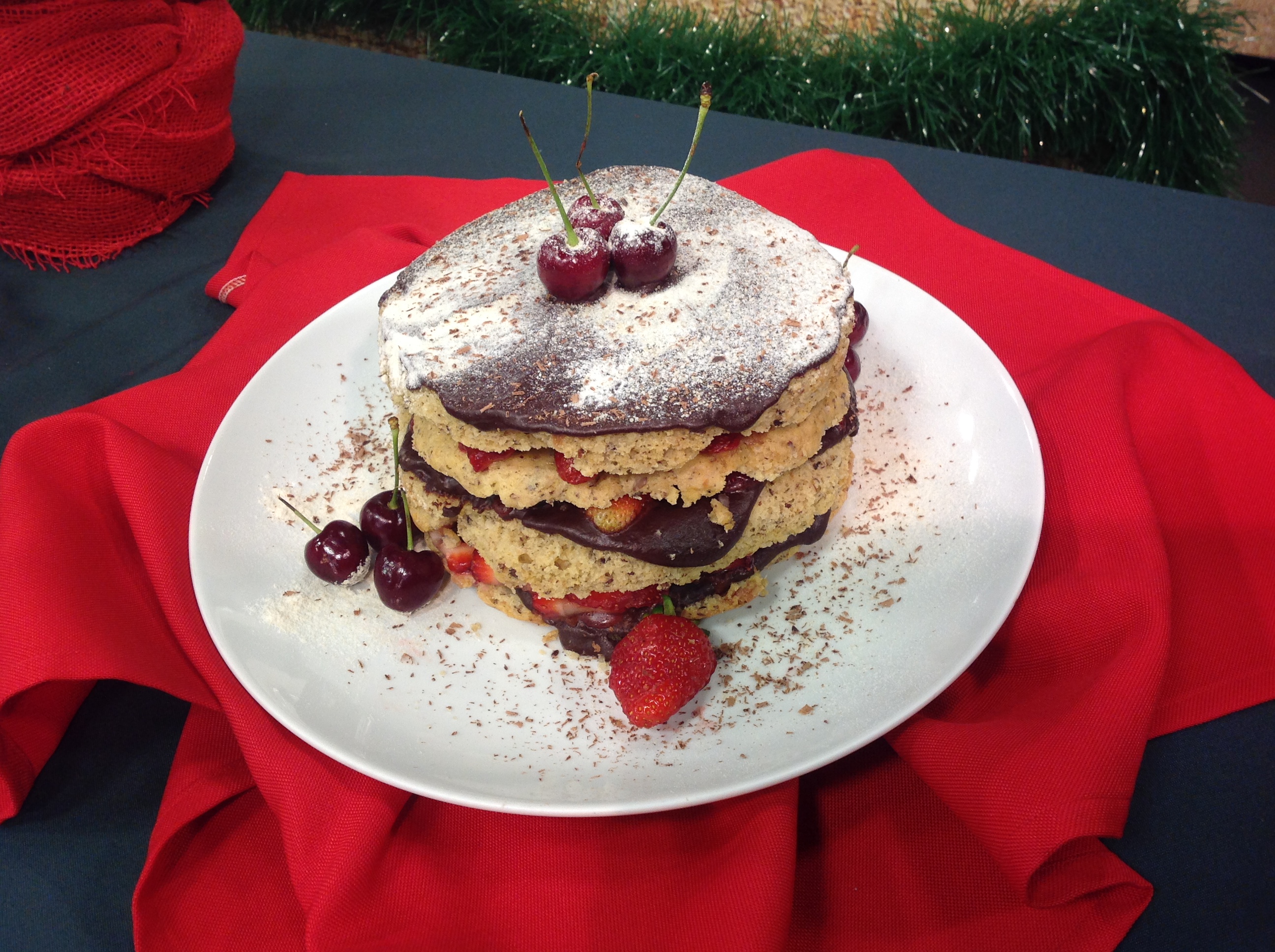 Naked de castanhas com recheio de ganache e frutas vermelhas