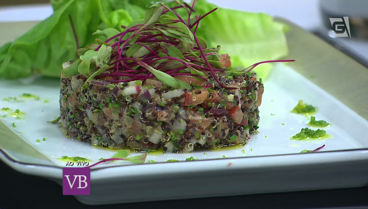 Tartare de Salmão com quinoa real e brotos