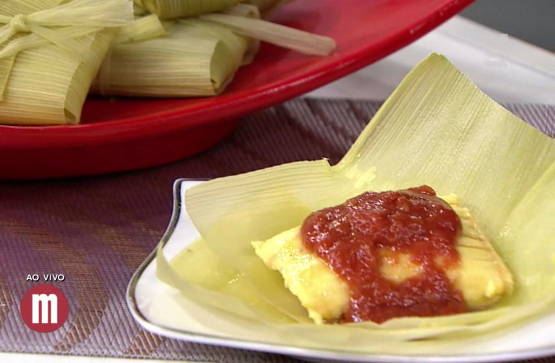 Pamonha com calda de goiabada