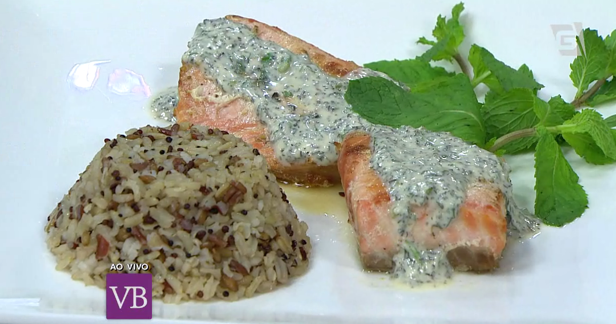 Filé de salmão com molho de iogurte e hortelã