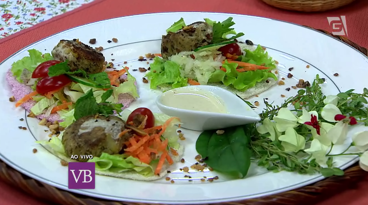 Falafel vegano de forno com biomassa servido na tapioca colorida