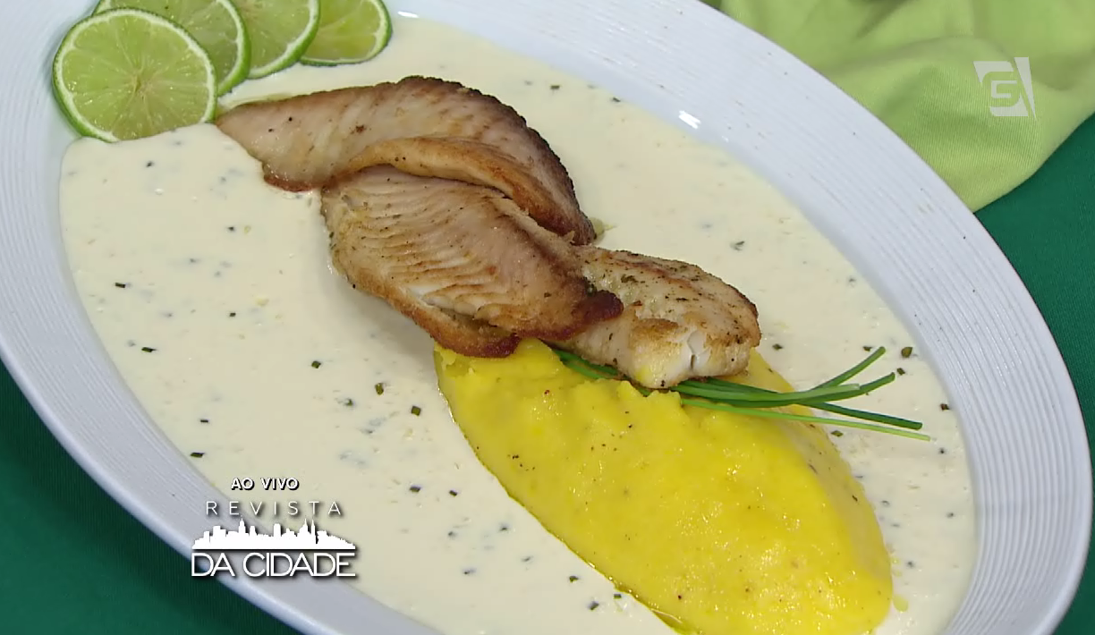 Filé de peixe com purê de mandioquinha e molho de limão