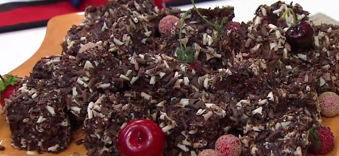 Bolo gelado de chocolate no tabuleiro