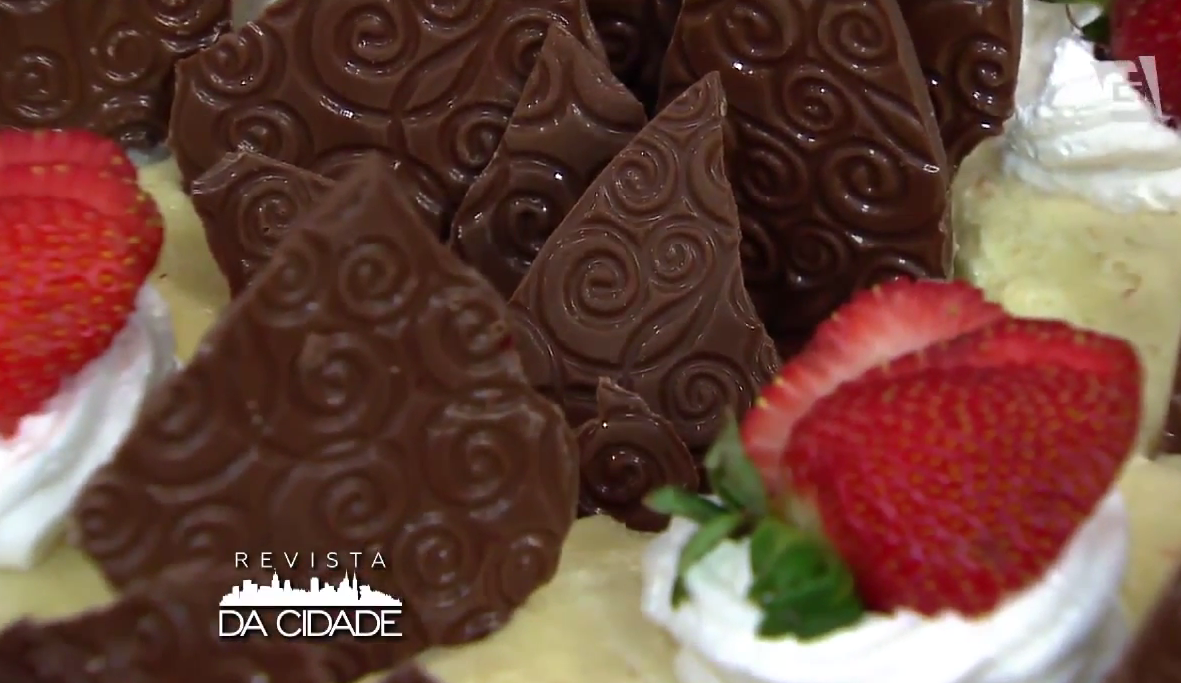 Bolo gelado de leite em pó e morango