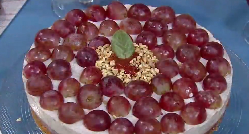 Torta cremosa de chocolate com mousse de uva