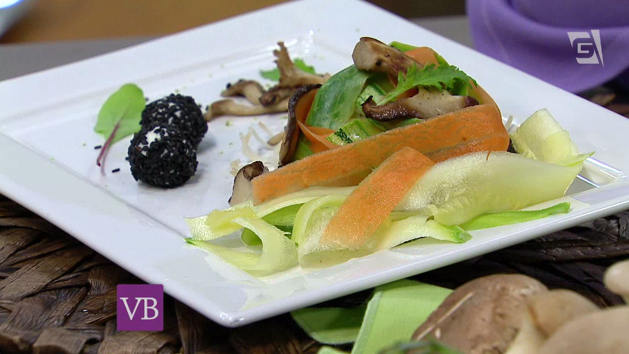 Fettuccine de abobrinha e cenoura ao molho de cogumelos
