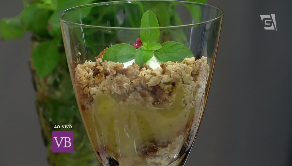 Bolo dinamarquês de maçã com crocante, castanha e creme