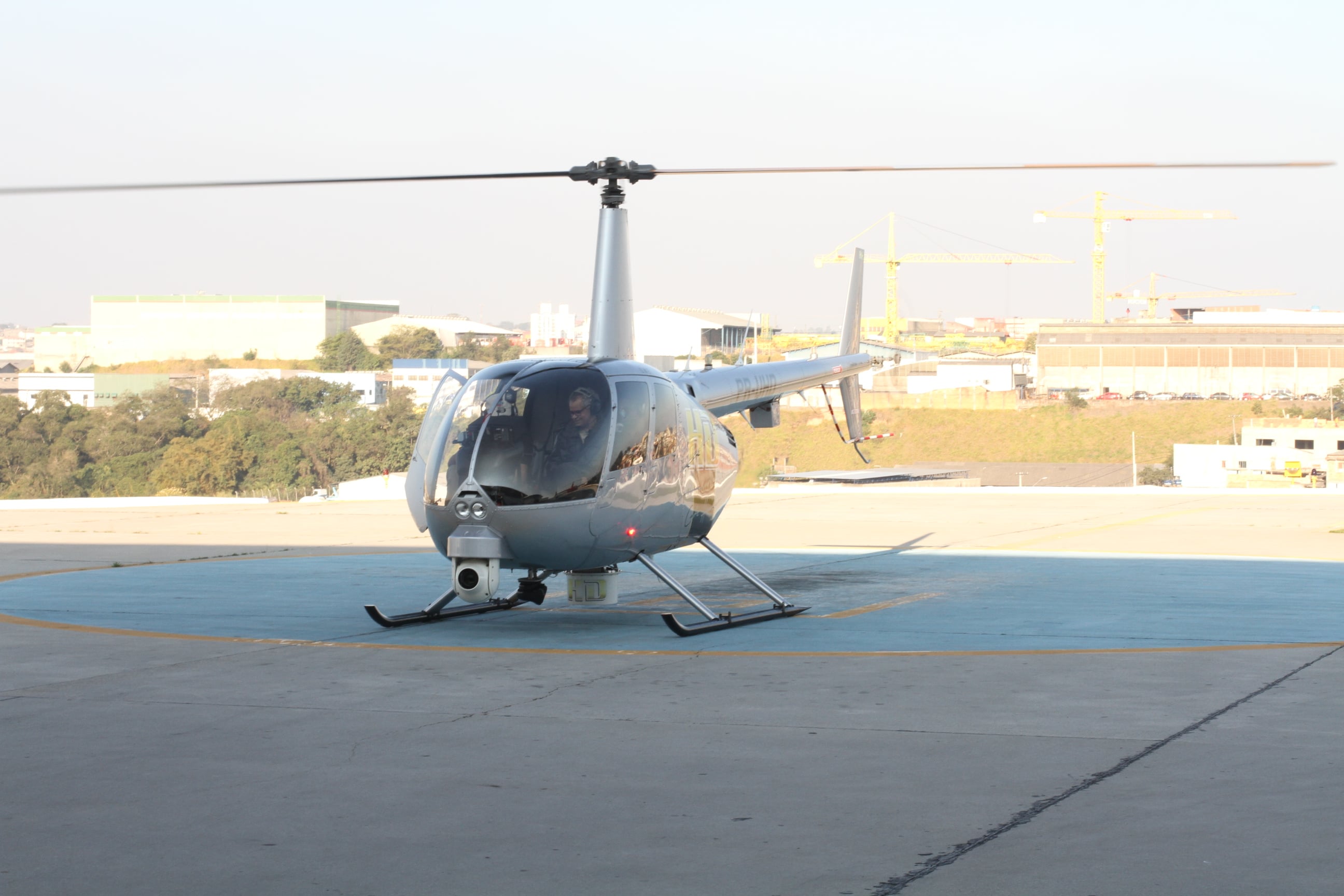 Imagem de capa representando o destaque: Seis pessoas morrem em colisão de helicópteros no Rio