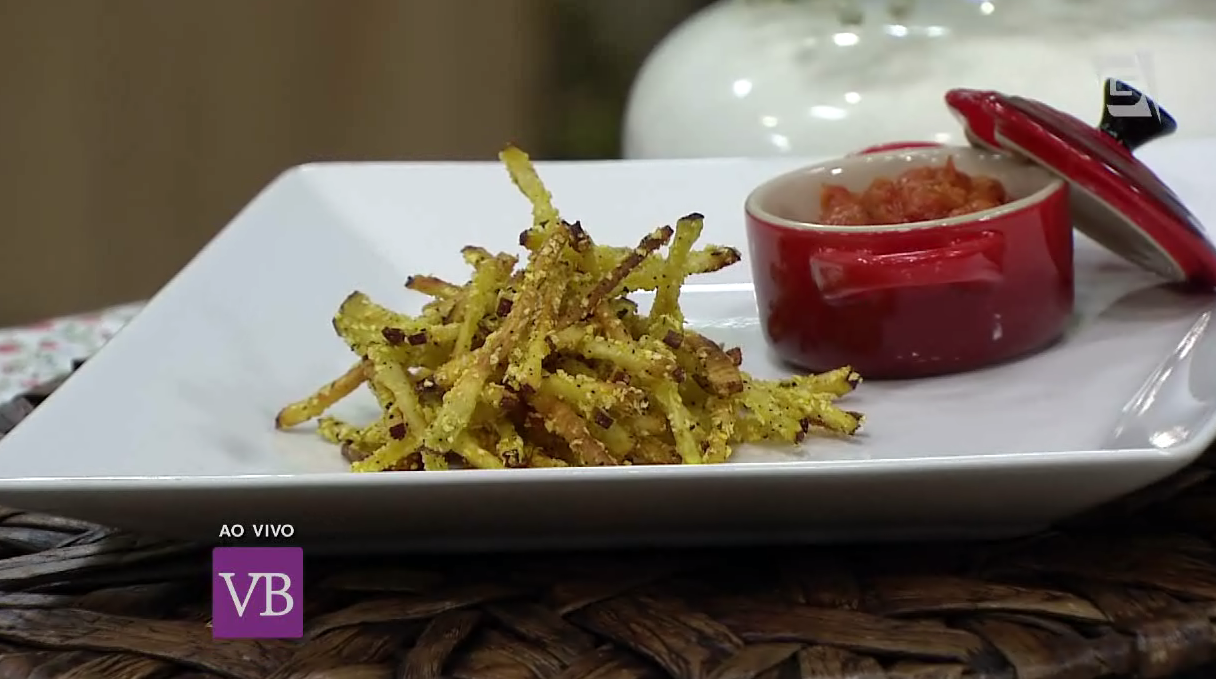 Rolê de frango ao molho de rúcula