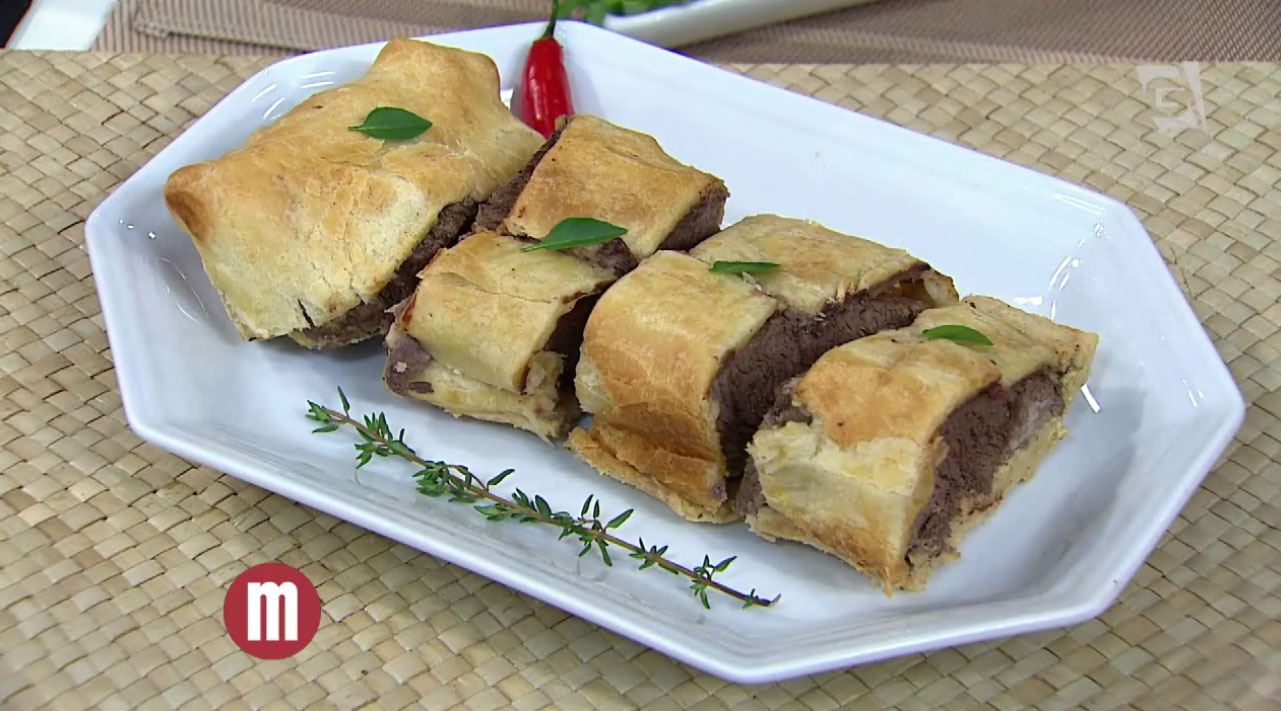 Lanche de carne com massa folhada