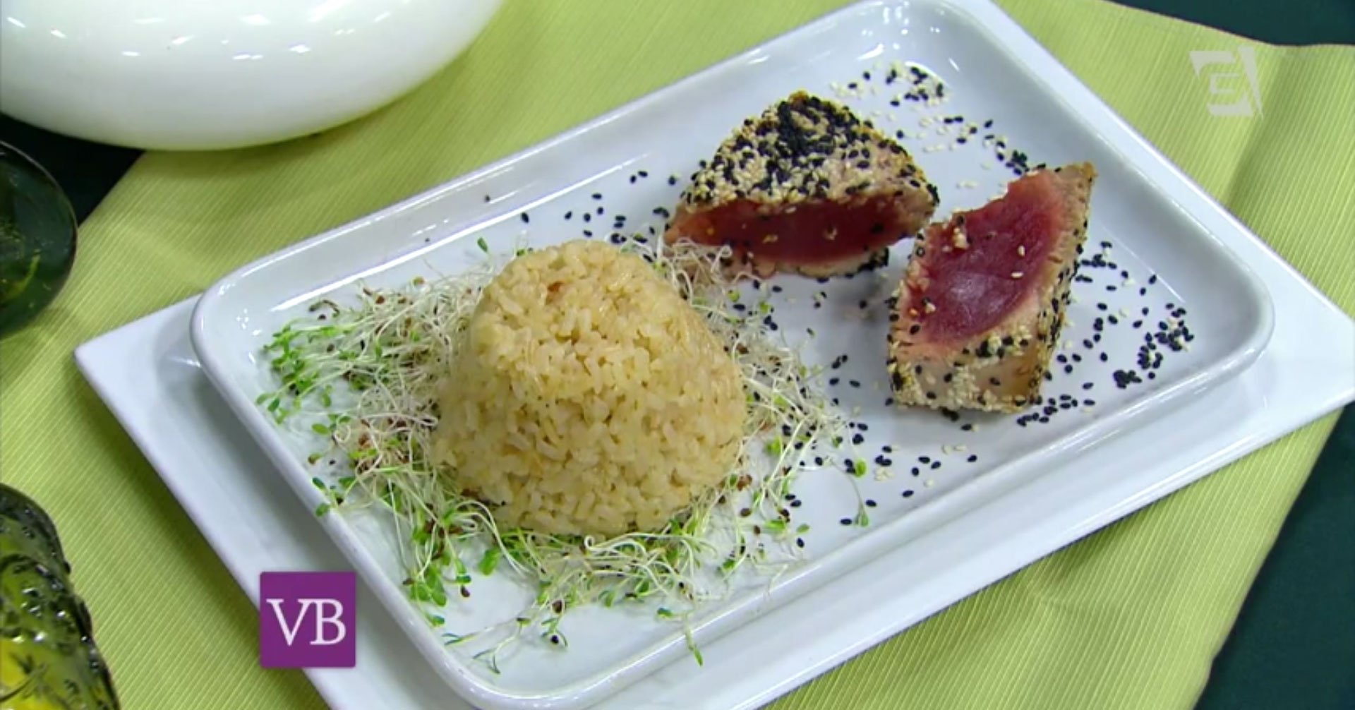 Risoto de arroz integral ao perfume do alecrim com atum fresco na crosta de gergelim preto e branca