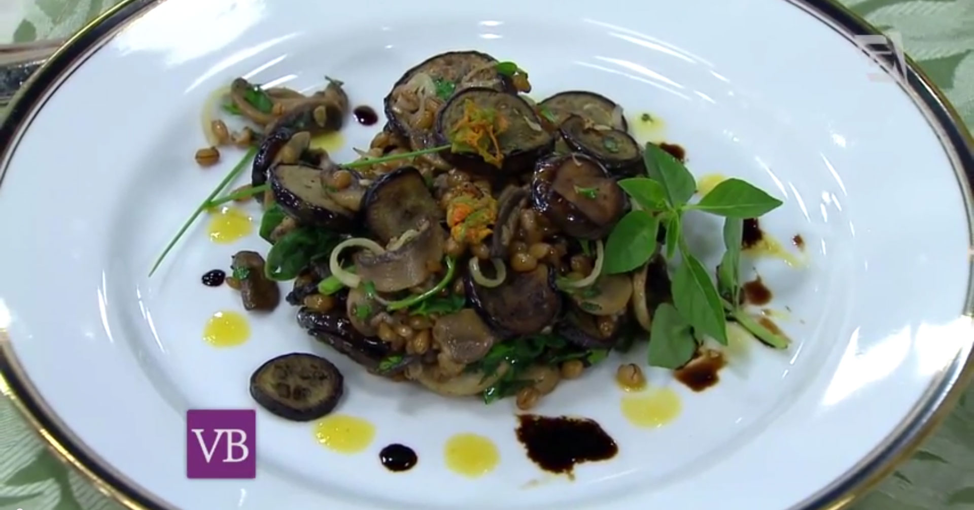 Salteado de flor de abóbora com berinjela