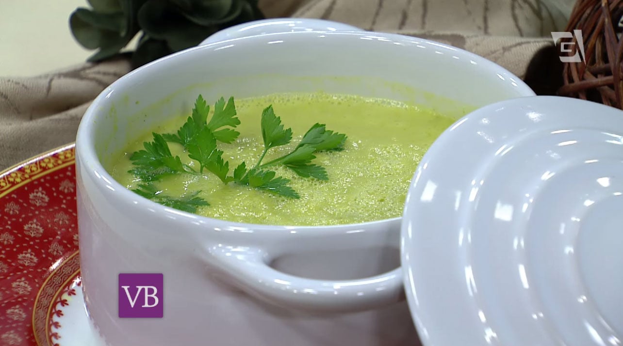 Sopa cremosa de abobrinha e curry