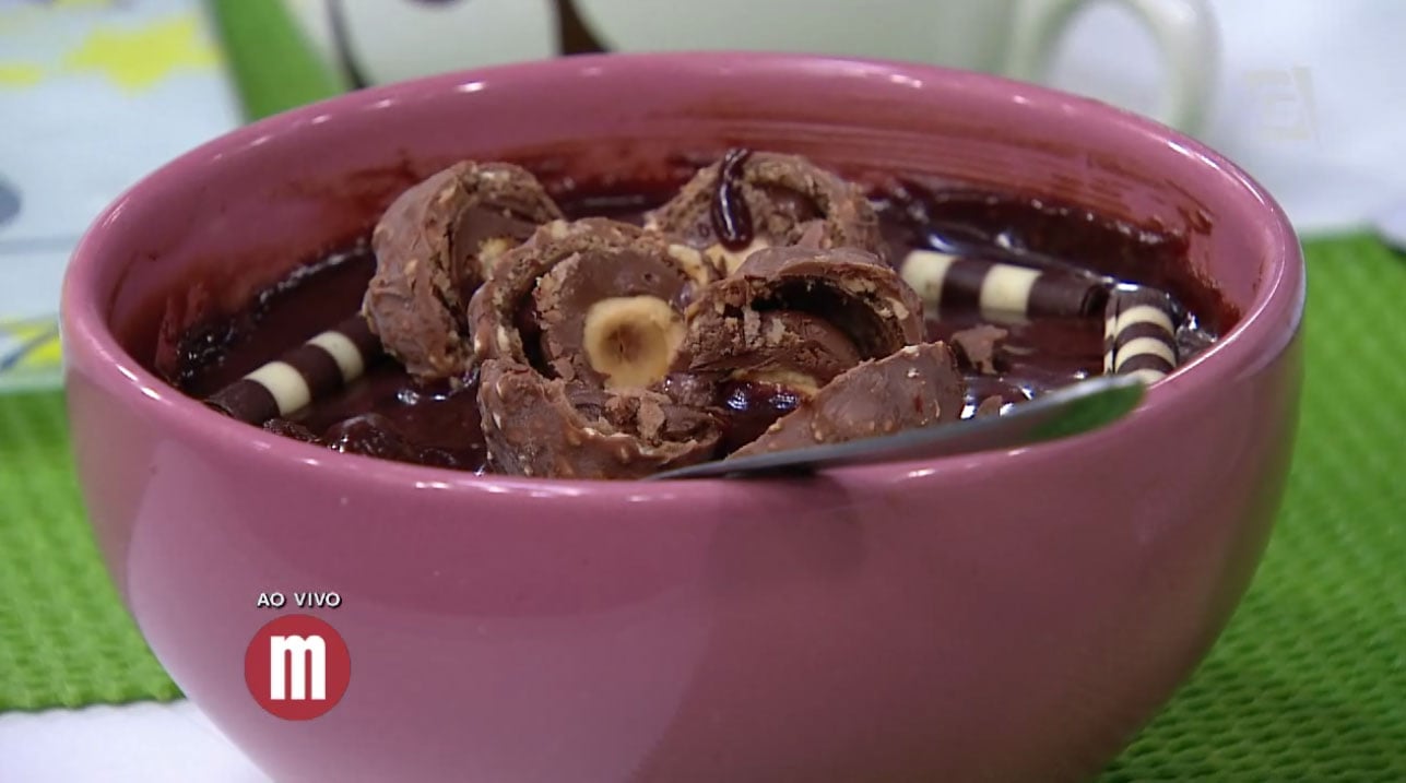 Bolo de caneca de chocolate e avelã