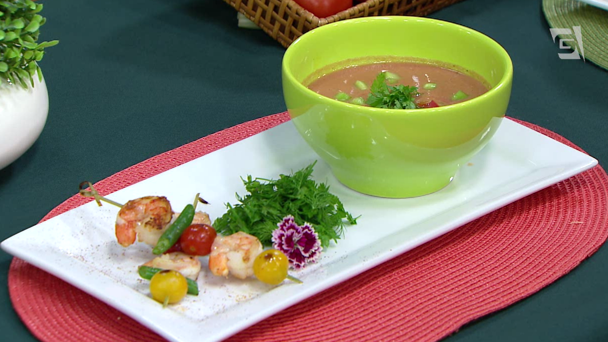 Gaspacho com espetinho de camarões e legumes