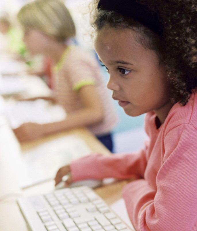 58% das crianças sabem jogar um jogo no computar, enquanto apenas 20% sabem nadar e 43% sabem andar de bicicleta, aponta pesquisa.