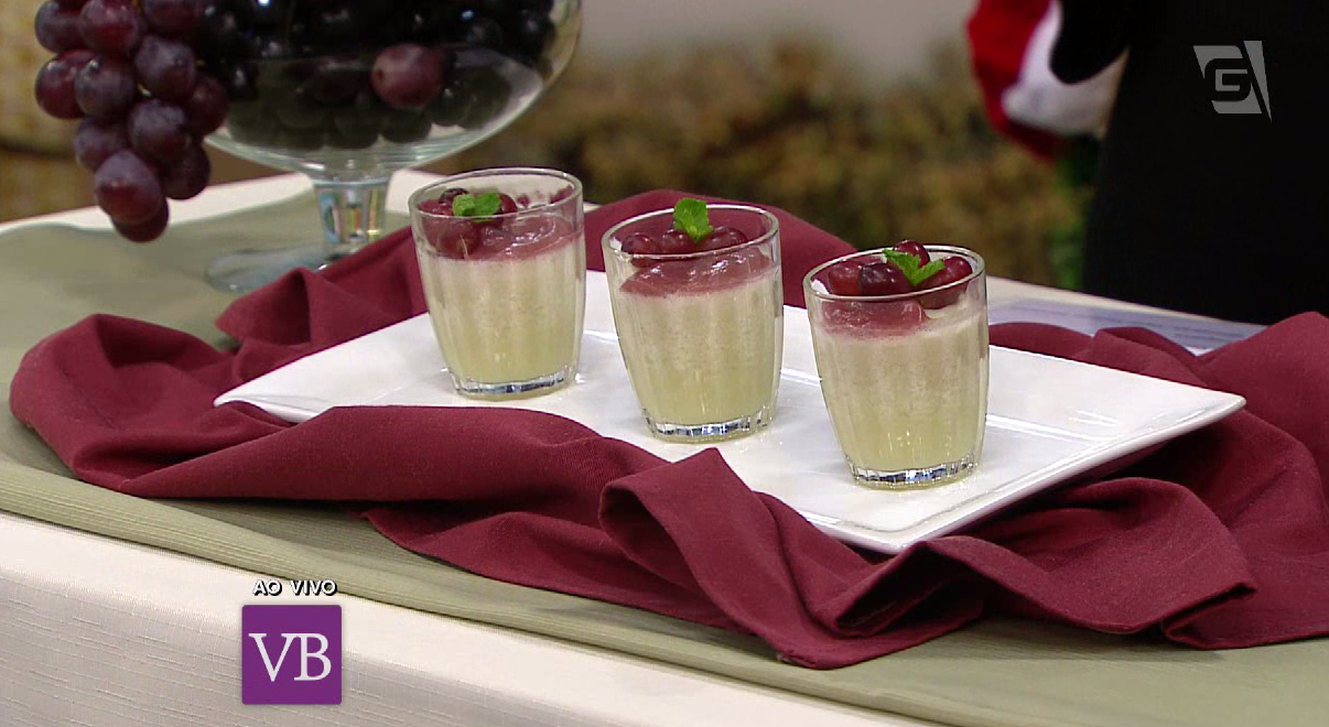 Flan com calda de uva e hortelã