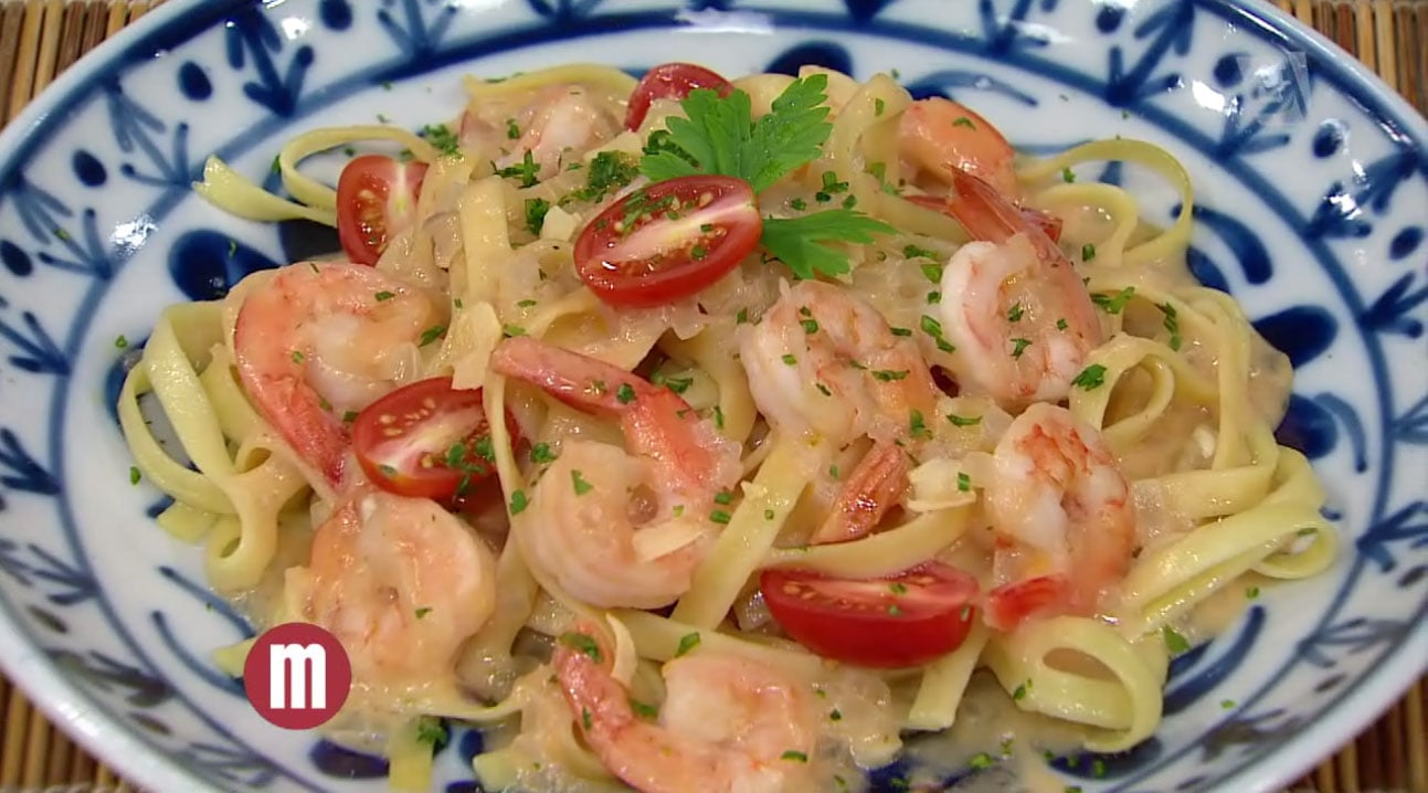 Macarrão com camarão e leite de coco