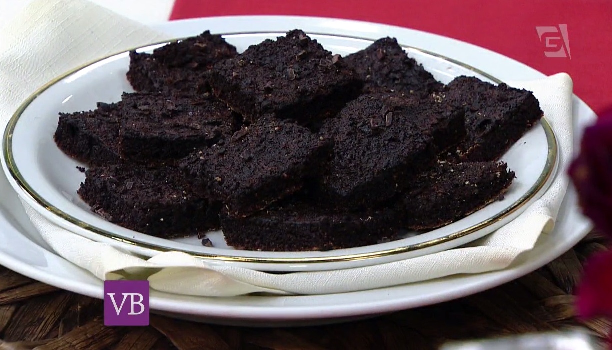 Brownie com couli de frutas vermelhas