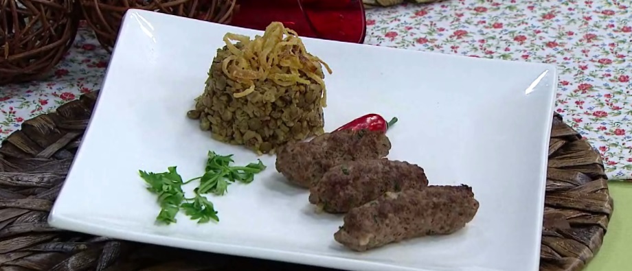 Mjadra com arroz 7 grãos e kafta