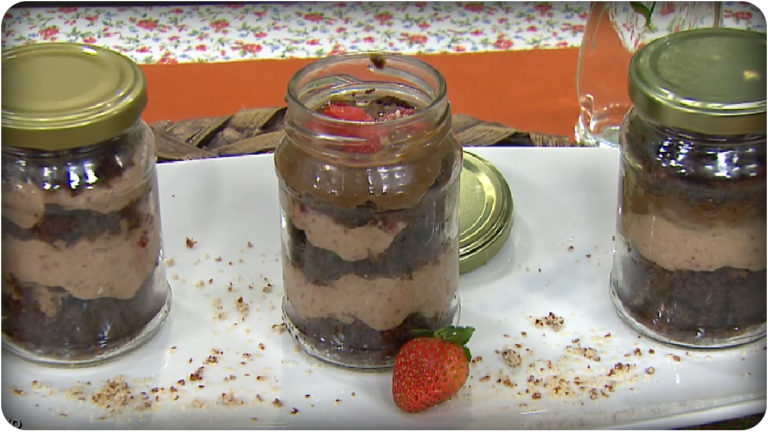 Bolo no pote de chocolate com morangos