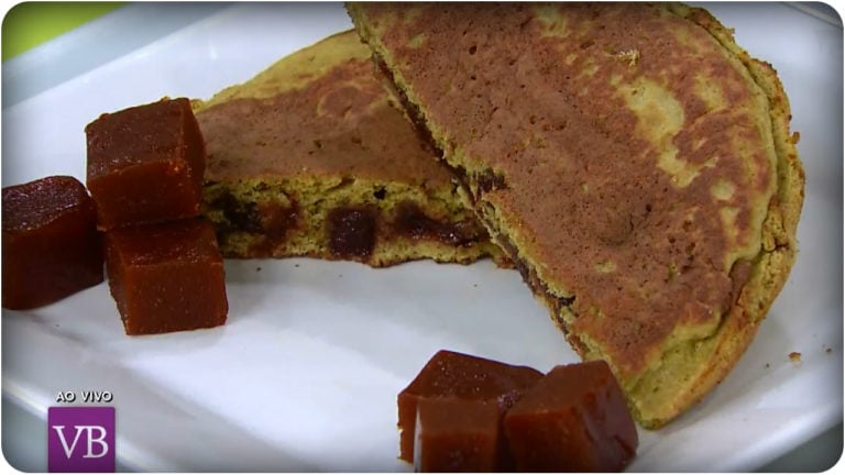 Bolo de frigideira de fubá com goiabada