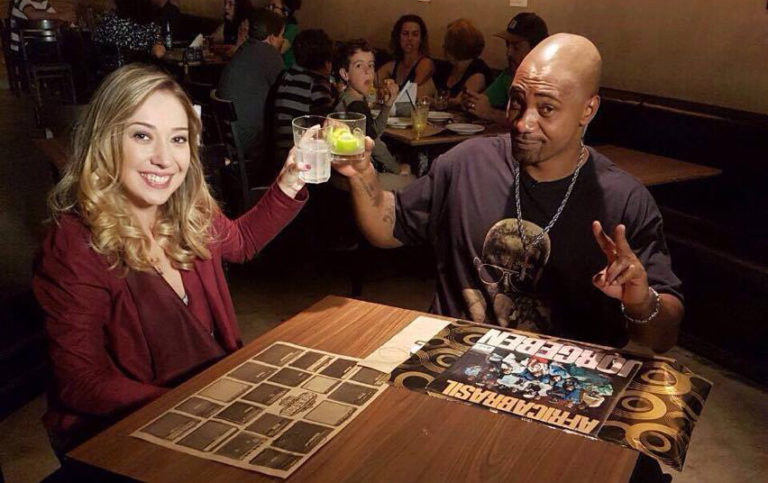 A noite convida MV Bill para um passeio musical