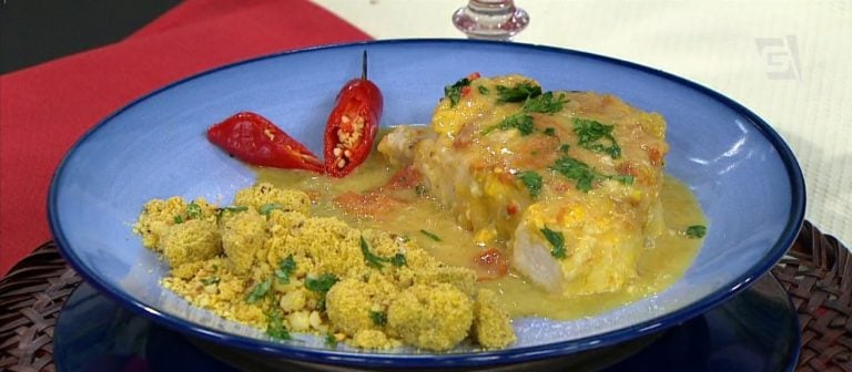 Peixe ensopado com farofinha de banana