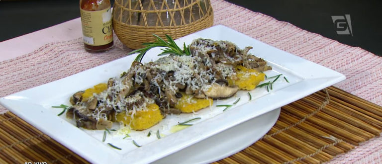 Ragú de cogumelo e polentas grelhadas