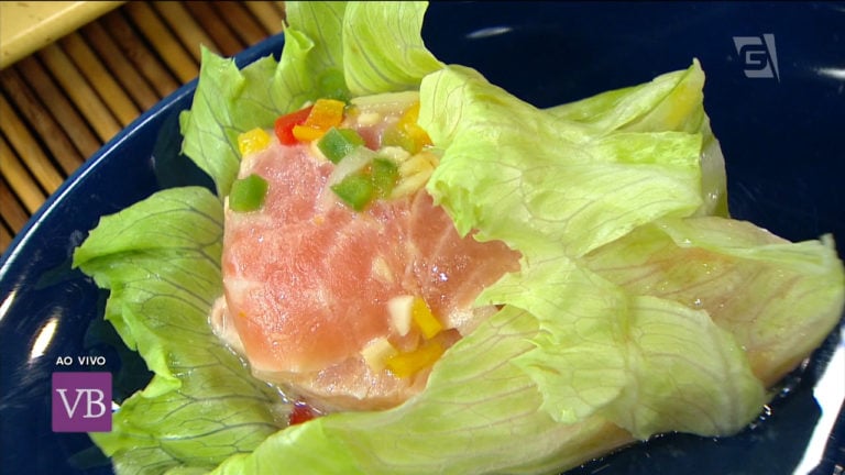 Wrap de escalopes de salmão com pasta de tomate