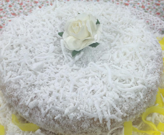 Bolo gelado de abacaxi com coco