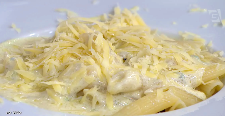 Macarrão ao molho de gorgonzola